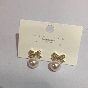 Design by korea silver post buttery pearl earrings